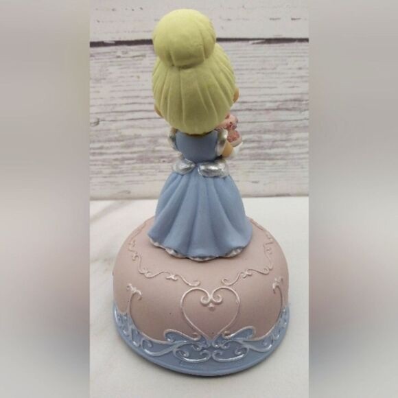 Precious Moments Walt Disney
Musical Birthday Cinderella - Picture 4 of 7